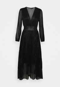 Lång svart klänning med djup V-ringning och lång ärm. Tillverkad av texturerad tyg, med en figurnära midja och lager-på-lager fåll.