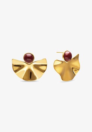 Boucles d'oreilles dorées avec partie inférieure en forme d'éventail et pierre ronde rouge foncé en haut, vues de face et de côté sur fond blanc.