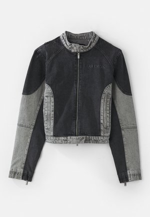 Jeansjakke med mørkegrå og lys grå paneler, intrikate sømmer, stående krage og glidelåsfront. "AIR JORDAN" logo på brystet.
