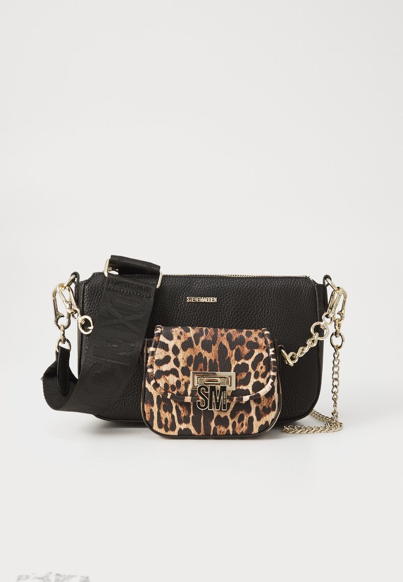 Schwarze Texturtasche mit goldenen Beschlägen, ausgestattet mit einer abnehmbaren Mini-Tasche im Leopardenprint, die vorne einen Verschluss hat.