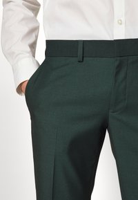 Isaac Dewhirst NOTCH SUIT - Κοστούμι - green