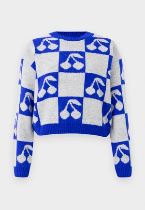 Sinine ja valge ruuduline kootud kampsun, millel on iga ruudu peal kirsi motiivid, pikad varrukad ja ümmargune kaelus.