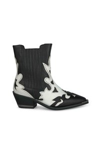 Bottine noir et blanc avec un bout pointu, des découpes décoratives et des panneaux latéraux texturés. Le talon épais complète le design.