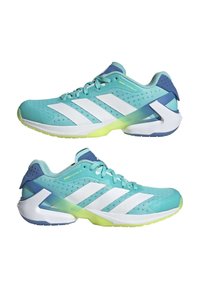 Chaussures de sport turquoise avec des rayures blanches, dotées d'une tige en mesh texturé, d'un col rembourré et d'un accent vert-jaune sur la semelle extérieure.
