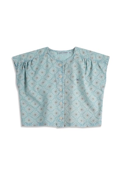 Chemise à manches courtes bleu clair à boutons avec motif floral blanc et jaune et petit logo "BC" sur le devant à droite.