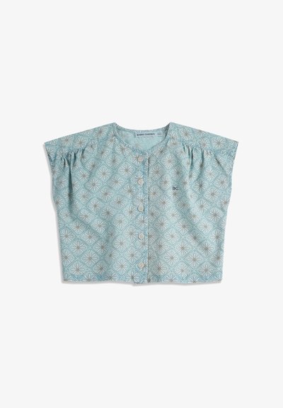 Chemise à manches courtes bleu clair à boutons avec motif floral blanc et jaune et petit logo "BC" sur le devant à droite.