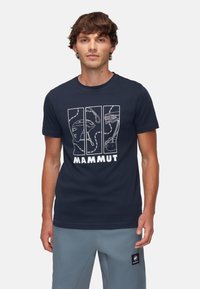 Navyblauwe katoenen t-shirt met een vooropdruk van klimuitrusting en het woord "Mammut" in het wit. Korte mouwen, ronde halslijn.
