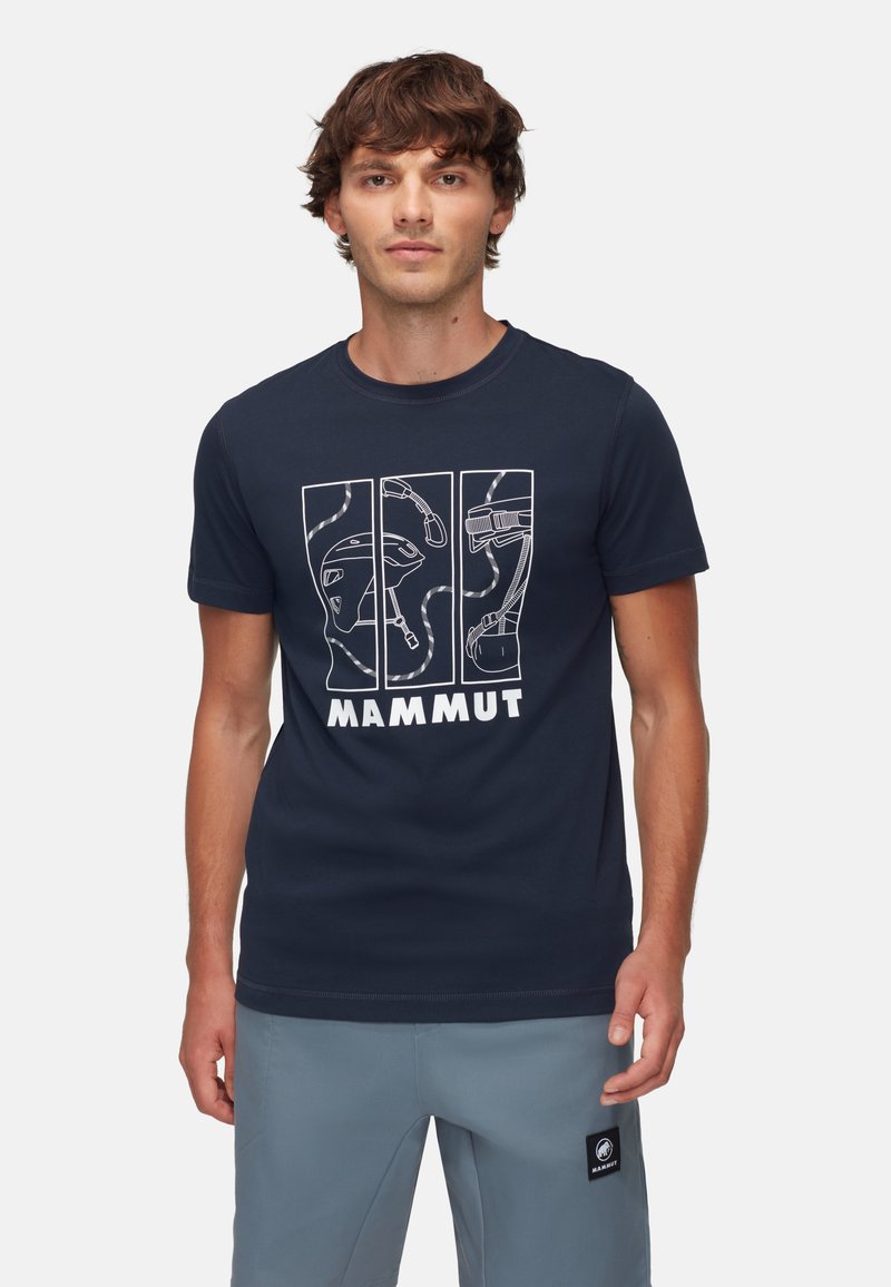 Navyblauwe katoenen t-shirt met een vooropdruk van klimuitrusting en het woord "Mammut" in het wit. Korte mouwen, ronde halslijn.