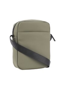 Borsa a tracolla verde oliva di forma rettangolare, realizzata in materiale liscio, con una tracolla nera regolabile e una tasca frontale con zip.
