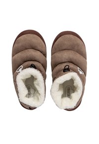 Zapatillas de casa de forro de felpa marrón con un diseño acolchado, exterior texturizado y herrajes negros. Cuenta con una etiqueta de logo en el lateral.