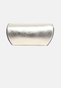 Metallic guldig cylindrisk clutch med en slät yta och rundade kanter. Har en kontrasterande mörk kant längs öppningen.