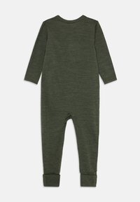 Mørkegrønn baby jumpsuit med lange ermer og brettede mansjetter, vist flatt fra baksiden på en hvit bakgrunn.