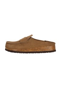 Braunes Wildleder-Slipper mit einer erhöhten Korkplattformsohle, runder Spitze und ohne sichtbare Hardware oder zusätzliche Akzente.