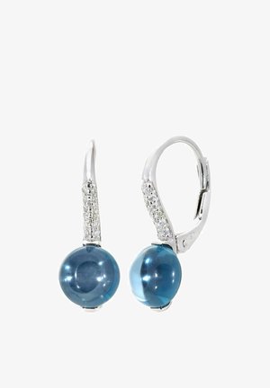 Sidabrinės užsegamos auskarų sagos suapvalintais, skaidriai mėlynais karoliukais ir eilute mažų skaidrių akmenukų kabančioje dalyje.