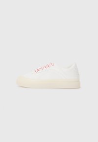Hvite sneakers med rosa snører, med et glatt skinn-design, rund tå, og en beige gummisåle, inkludert sømdetaljer.