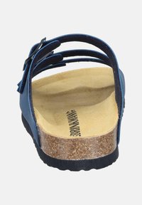 Blaue Korksandalen mit drei verstellbaren Riemen, einem konturierten Fußbett und einer strukturierten schwarzen Gummisohle. Das Innere hat ein hellbraunes Finish.
