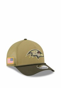 Olivgrüne Baseballmütze mit strukturiertem Frontbereich, Netzseiten, gesticktem Rabenlogo auf der Vorderseite und kleinem Patch mit amerikanischer Flagge an der Seite.