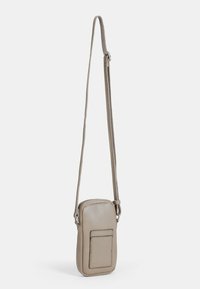 Beige läder crossbody-väska med en slät yta, rektangulär form och framficka. Justerbar axelrem för mångsidig användning.