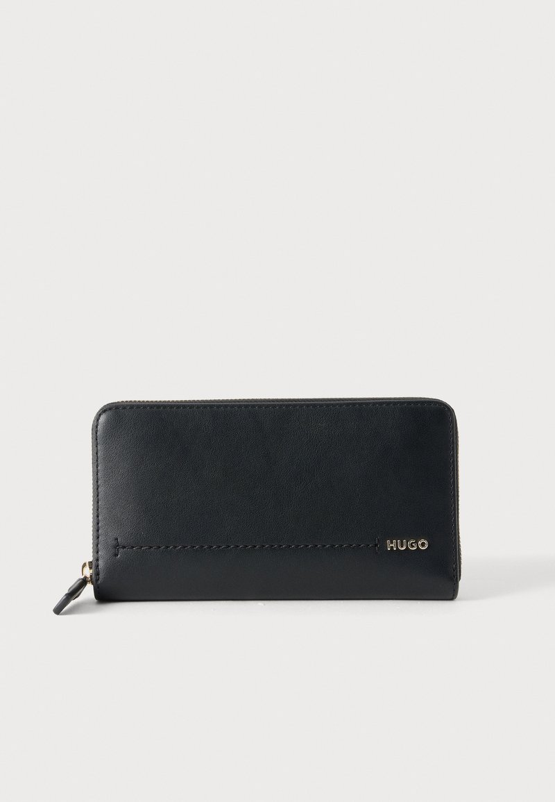 Portefeuille en cuir noir avec fermeture éclair tout autour et logo doré « HUGO » sur le devant, présenté sur un fond blanc uni.