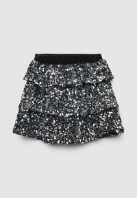 Gonna nera con paillettes e balze sovrapposte, caratterizzata da una vita larga. Le paillettes creano una texture lucida e riflettono la luce.