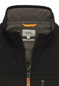 Schwarze Zip-Jacke mit hohem Kragen, grauem Fleece-Futter, orangefarbenen Akzenten und einem markanten Reißverschluss. Enthält ein Etikett für Größe L.