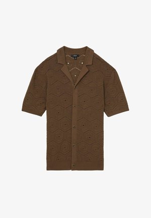 Rjav pleteni kratkozapet kardigan z heksagonalnim vzorcem lukenj, opremljen z notranjim ovratnikom in zapiranjem na gumbe.