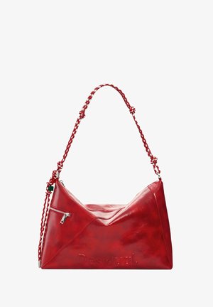 Sac à main en cuir rouge avec un design plié, une bandoulière tressée, une poche zippée et le logo "Desigual" embossé à l'avant. Texture lisse.