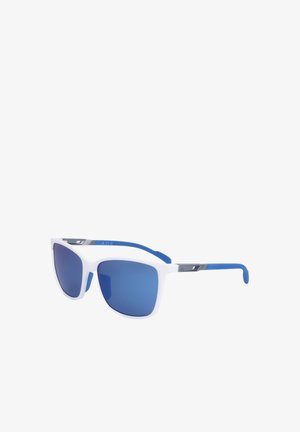 Occhiali da sole rettangolari bianchi e blu con lenti blu riflettenti e aste sottili blu su sfondo bianco.