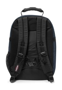 Zaino blu scuro con spallacci neri imbottiti, dettagli in rete e una base solida. Caratterizzato da una fibbia regolabile e una presa manuale testurizzata.