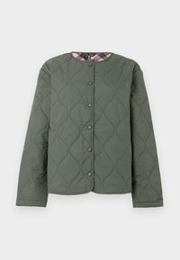Veste matelassée olive avec col rond, manches longues, fermeture à boutons-pression et doublure en tartan rose visible au niveau du col.
