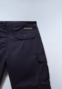 Mørkeblå cargo shorts lavet af slidstærkt bomuldsstof, med to sidelommer, et logoemblem og en forstærket linning.