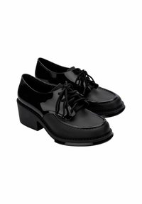 Scarpe nere lucide con punta arrotondata, design a lacci e tacco largo e basso. Presentano dettagli di cucitura e solette testurizzate.