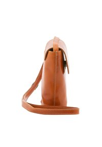 Borsa a tracolla in pelle tan con una texture liscia, forma rettangolare, dettaglio di cucitura laterale e una tracolla regolabile. Chiusura nella parte superiore.