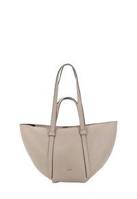 Beige leren totebag met een gestructureerde vorm, textuurafwerking, dubbele schouderbanden en een gouden logo-accent aan de voorkant.