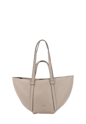 Sac fourre-tout en cuir beige avec une finition texturée, une forme structurée, des anses doubles et un accent logo doré à l'avant.