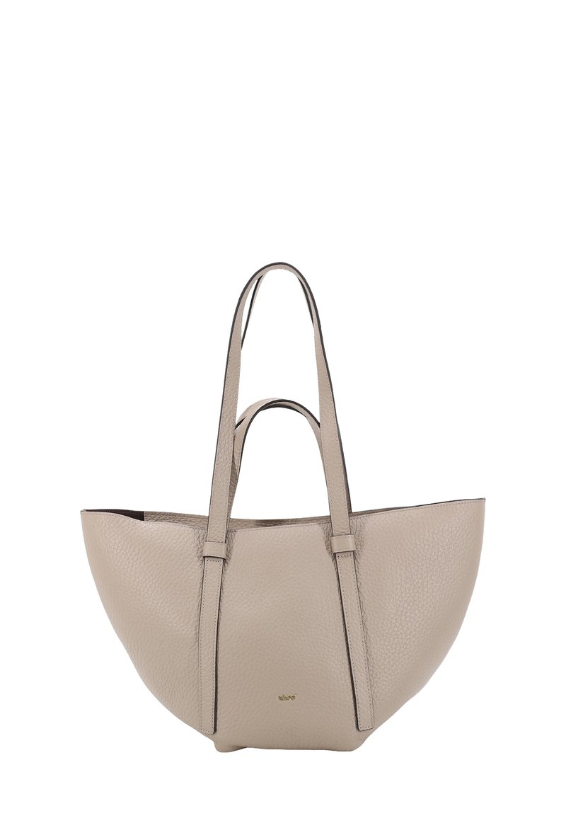 Beige leren totebag met een gestructureerde vorm, textuurafwerking, dubbele schouderbanden en een gouden logo-accent aan de voorkant.