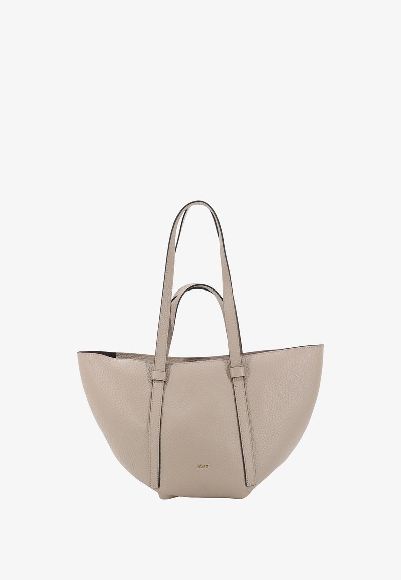 Beige leren totebag met een gestructureerde vorm, textuurafwerking, dubbele schouderbanden en een gouden logo-accent aan de voorkant.