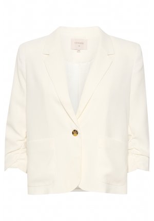 Blazer blanc au design structuré, avec un bouton doré unique, deux poches avant et des manches légèrement bouffantes. Texture de tissu lisse.