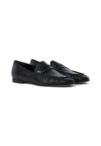 Loafers din piele neagră, cu un design pliat, talpă plată și cusături decorative în față. Au o finisare netedă și hardware minim.