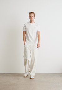 Tommy Hilfiger STACK TEE - T-shirt basic - white