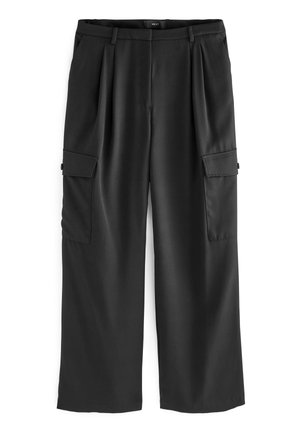 Schwarze, weit geschnittene Hosen mit Falten, Seitentaschen im Cargo-Stil mit Klappen, Gürtelschlaufen und einem Reißverschluss vorne.