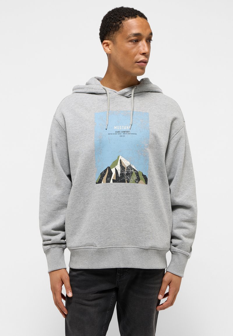 Grå bomuldshoodie med et frontgrafik af bjerge med blå og grønne detaljer, snoretræk og ribbet manchetter.