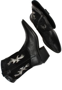Zwarte leren enkellaarsjes met puntige neuzen en gestapelde hakken. Voorzien van zilveren vlammenmotieven aan de zijkanten en een ritssluiting.