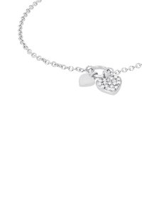 Bracciale d'argento con due ciondoli a forma di cuore, uno con pietre trasparenti e l'altro un cuore d'argento semplice, connessi da una semplice maglia a catena.