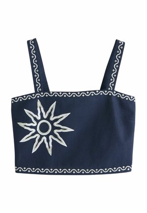Tmavomodrý krátky top s tenkými ramienkami, bielym vyšívaným slnečným motívom na ľavej strane a bielym dekoratívnym prešívaním pozdĺž okrajov a ramienok.