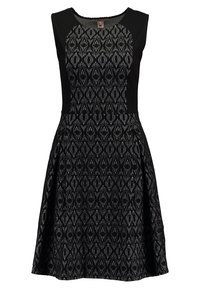 Svart klänning med ärmlös design, texturerad bolero med geometriskt mönster och ett utsvängt kjol. Slät tyg med en modern look.