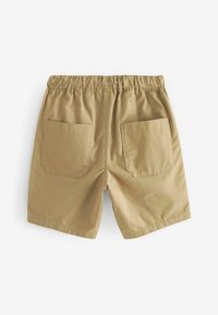 Pantaloni corti khaki con una cintura elasticizzata, due tasche posteriori a toppa e una texture in cotone morbido. Design semplice senza motivi o accenti visibili.