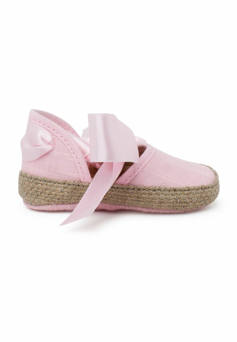 Chaussure de bébé en tissu rose avec semelle tissée et ruban en satin noué sur le dessus, vue de côté sur fond blanc.
