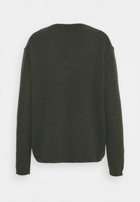 Mörkgrön stickad långärmad tröja med rund halsringning, visad bakifrån mot en enkel vit bakgrund.