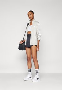 adidas Sportswear TRICOT STRIPES TRACK - Træningsjakke - alumina/white